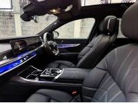 2023 BMW M760e xDrive M Sport Plug-in Hybrid  สีเทา Brooklyn Grey Metallic รูปที่ 5
